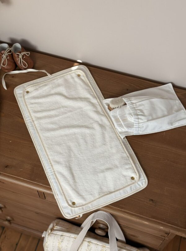 matelas à langer nomade ouvert avec serviette amovible