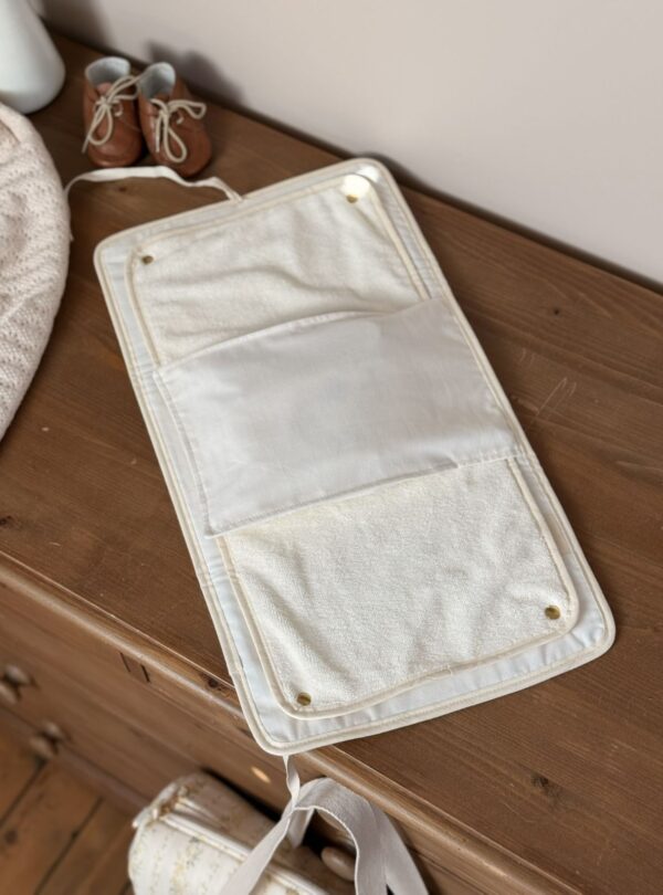 matelas à langer nomade ouvert avec serviette amovible