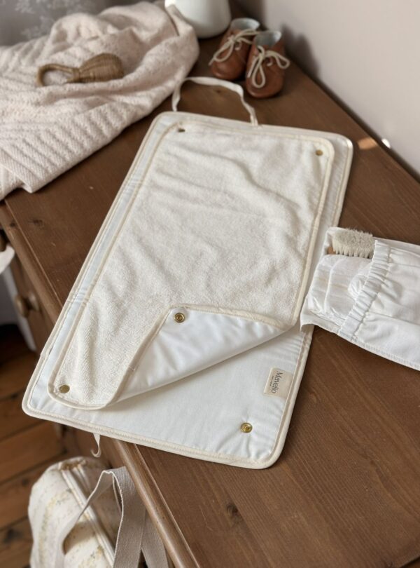 matelas à langer nomade ouvert avec serviette amovible