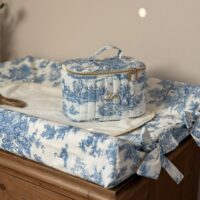 vanity matelassé toile de jouy bleu personnalisé avec broderie