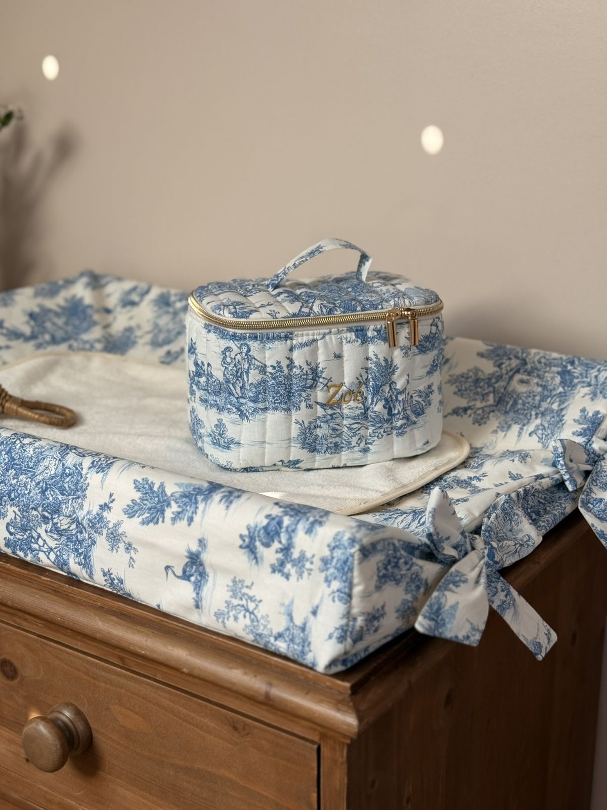 vanity matelassé toile de jouy bleu personnalisé avec broderie