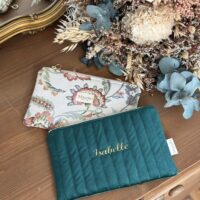 pochettes plates matelassées velours vert et jacquard fleuri personnalisé