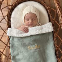 couverture bébé gaze de coton kaki uni avec broderie dorée