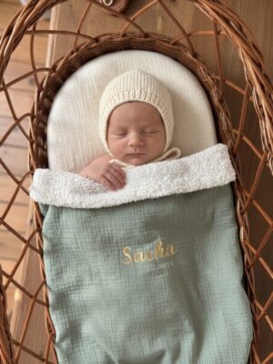 couverture bébé gaze de coton kaki uni avec broderie dorée