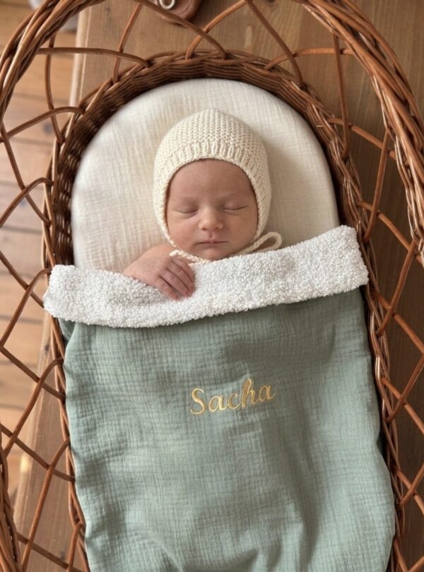 couverture bébé gaze de coton kaki uni avec broderie dorée