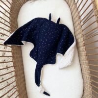 grande peluche raie manta gaze de coton bleu nuit