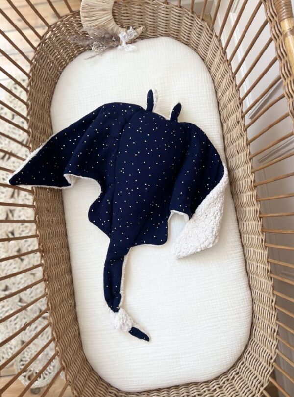 grande peluche raie manta gaze de coton bleu nuit