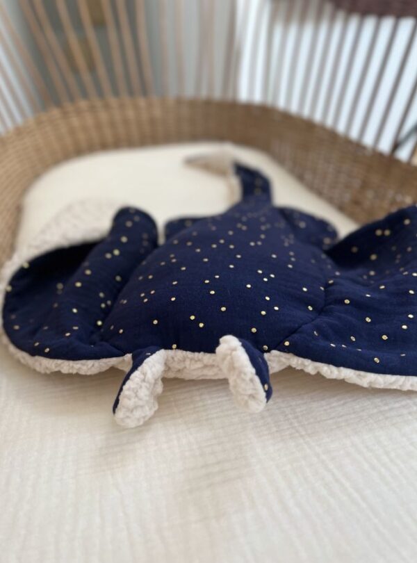 peluche raie manta gaze de coton bleu a pois or