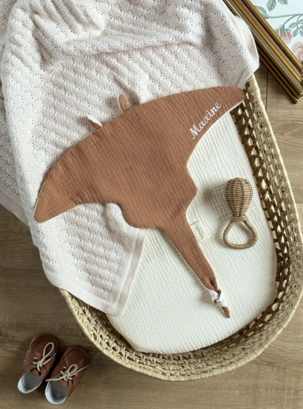 Doudou raie manta caramel personnalisé Doudou raie manta caramel personnalisé