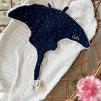 doudou raie bleu nuit gaze de coton