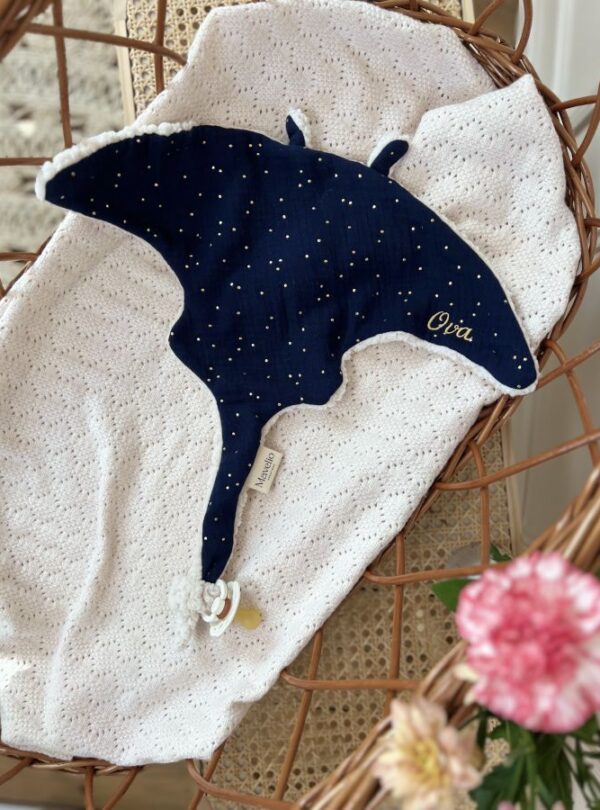doudou raie bleu nuit gaze de coton