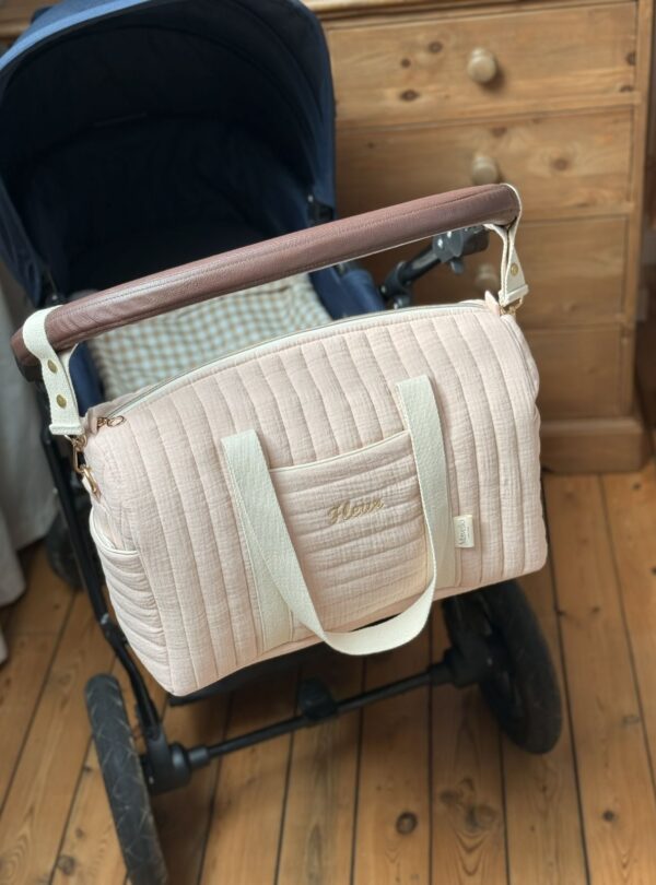 sac à langer matelassé gaze de coton beige rosé personnalisé avec broderie sac à langer matelassé gaze de coton beige rosé personnalisé avec broderie