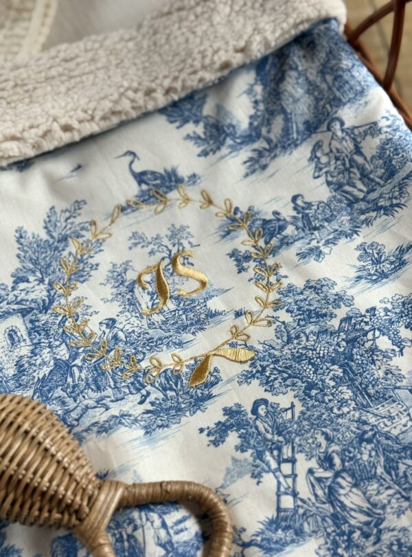 couverture bébé toile de jouy bleu personnalisé broderie (2) couverture bébé toile de jouy bleu personnalisé broderie