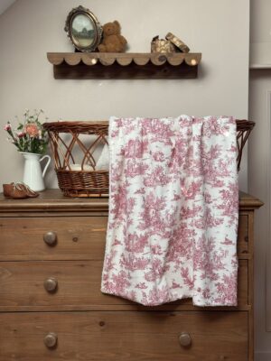 couverture bébé toile de jouy framboise coton