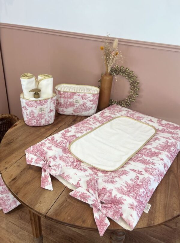 matelas-a-langer-bebe-en-toile-de-jouy-framboise