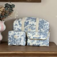 sac à langer matelassé trousse et matelas nomade toile de jouy bleu