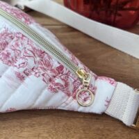 sac-banane-toile-de-jouy-framboise-matelasse