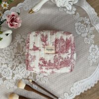 trousse de toilette matelassé toile de jouy framboise
