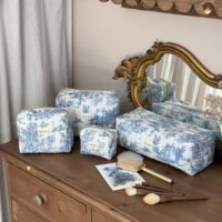 trousses de toilette matelassée toile de jouy bleu