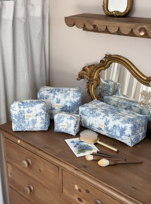 trousses de toilette matelassée toile de jouy bleu