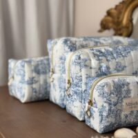 trousses de toilette matelassée toile de jouy bleu