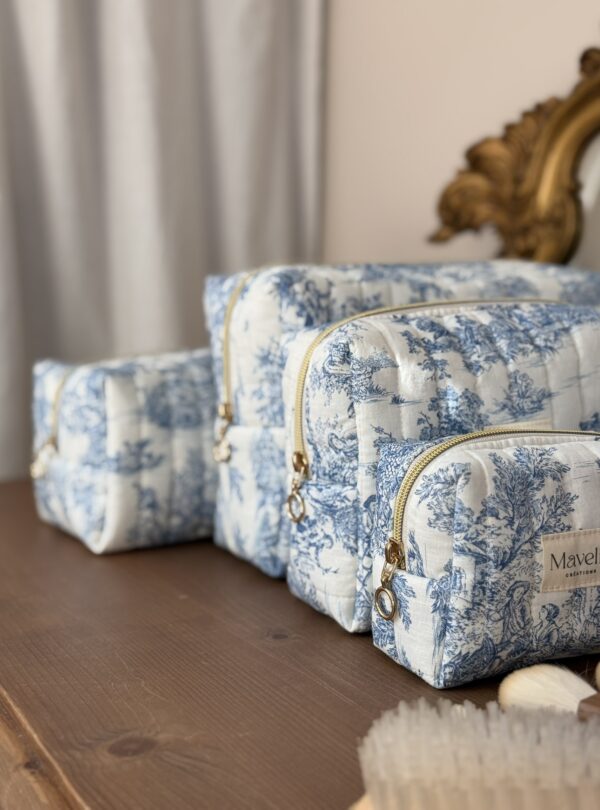 trousses de toilette matelassée toile de jouy bleu
