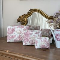 trousses de toilette matelassées toile de jouy framboise