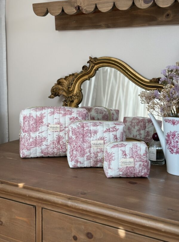 trousses de toilette matelassées toile de jouy framboise