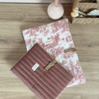 housse pour ordinateur portable et ipad matelassé toile de jouy framboise et velours rose