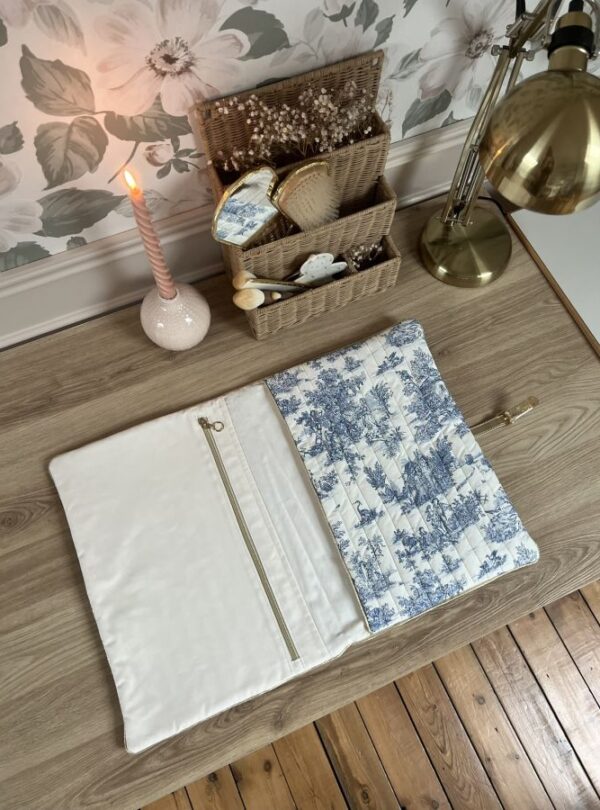 housse pour ordinateur portable matelassée toile de jouy bleu