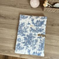 housse pour ordinateur portable matelassée toile de jouy bleu
