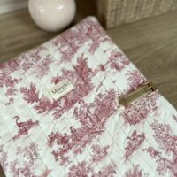 housse pour ordinateur portable matelassée toile de jouy framboise