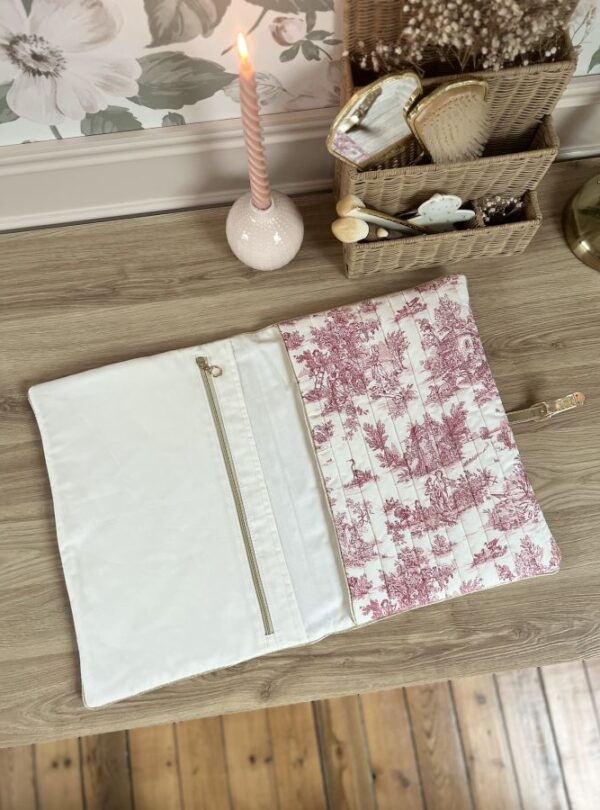 housse pour ordinateur portable matelassée toile de jouy framboise