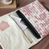 housse pour ordinateur portable matelassée toile de jouy framboise