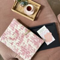 housse pour ordinateur portable matelassée toile de jouy framboise