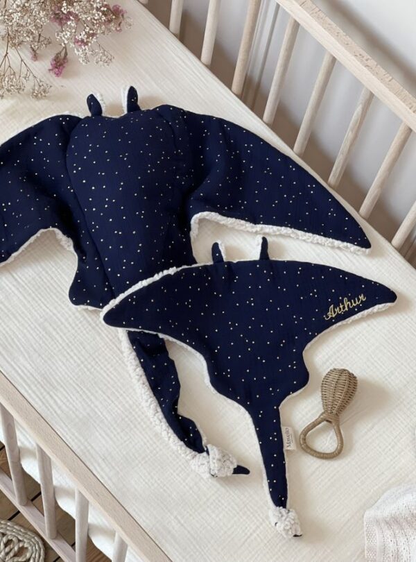 doudou et peluches raie manta bleu nuit