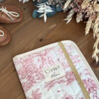 protège carnet de santé matelassé toile de jouy framboise personnalisé