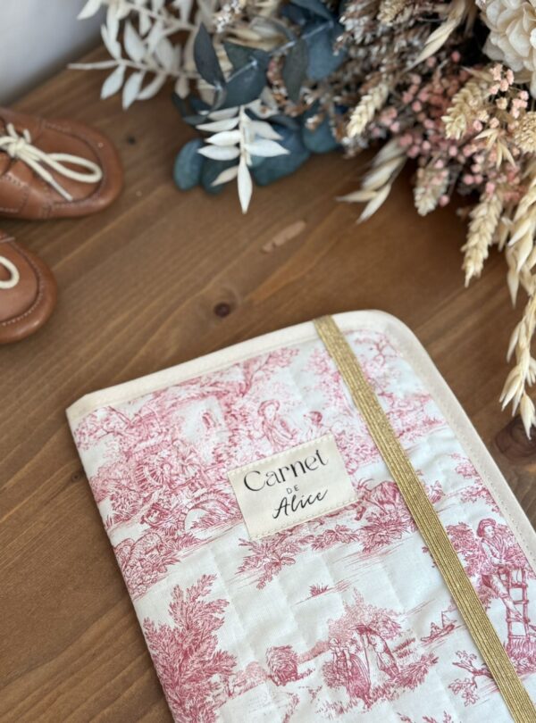 protège carnet de santé matelassé toile de jouy framboise personnalisé