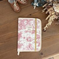 protège carnet de santé matelassé toile de jouy framboise personnalisé