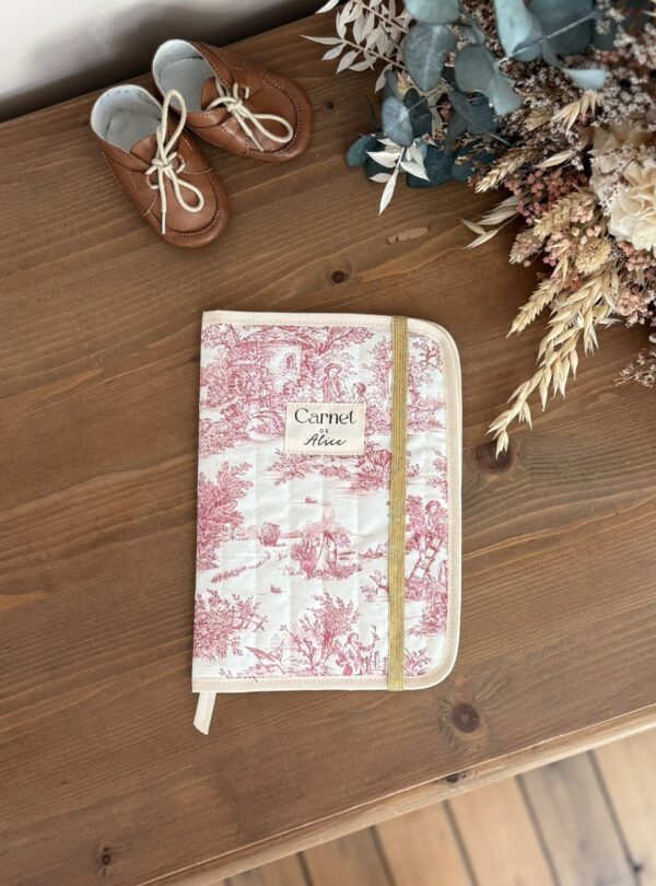 protège carnet de santé matelassé toile de jouy framboise personnalisé