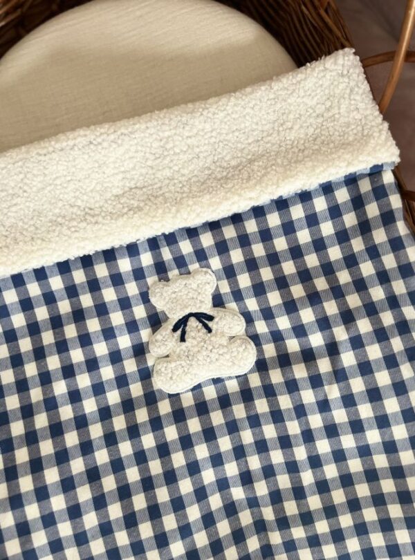 broderie ourson sur couverture cottage vichy bleu