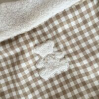 broderie ourson sur couverture vichy beige