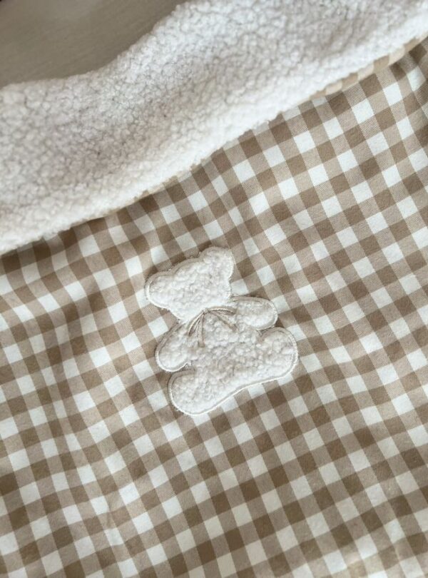 broderie ourson sur couverture vichy beige