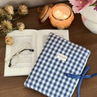 pochette pour livre cottage vichy bleu