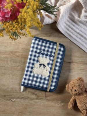 protège carnet de santé en vichy bleu avec broderie ourson et prénom