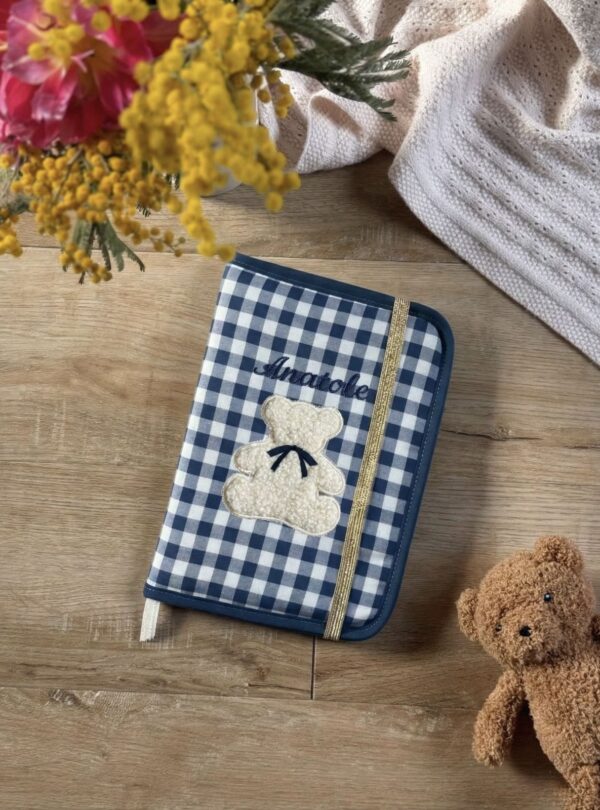 protège carnet de santé en vichy bleu avec broderie ourson et prénom