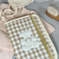 protège carnet de santé en vichy beige avec broderie ourson