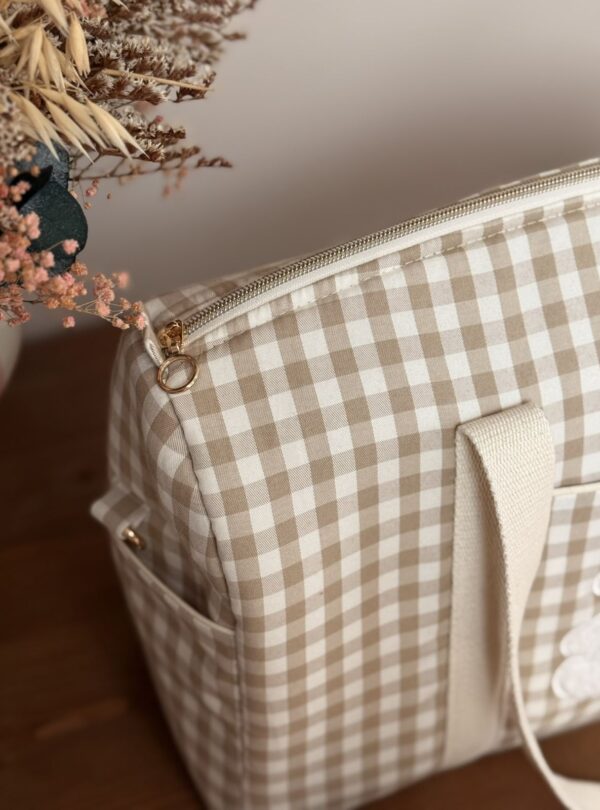 sac à langer vichy beige avec broderie ourson (4) sac à langer vichy beige avec broderie ourson