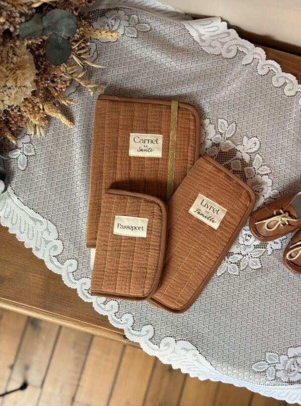 protèges document matelassé caramel