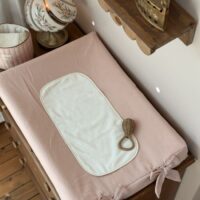 housse de matelas à langer beige rosé et serviette rayée